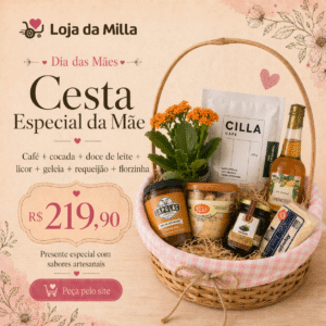 Card quadrado com estética romântica em tons de bege, rosa e marrom. À direita, cesta de vime com forro xadrez rosa, contendo florzinha laranja, embalagem de café branca, cocada, doce de leite, geleia, requeijão e uma garrafa de licor. À esquerda, texto com o nome “Cesta Especial da Mãe”, composição da cesta e preço de R$ 219,90. Na parte inferior, botão rosa com a frase “Peça pelo site”.