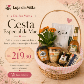 Card quadrado com estética romântica em tons de bege, rosa e marrom. À direita, cesta de vime com forro xadrez rosa, contendo florzinha laranja, embalagem de café branca, cocada, doce de leite, geleia, requeijão e uma garrafa de licor. À esquerda, texto com o nome “Cesta Especial da Mãe”, composição da cesta e preço de R$ 219,90. Na parte inferior, botão rosa com a frase “Peça pelo site”.