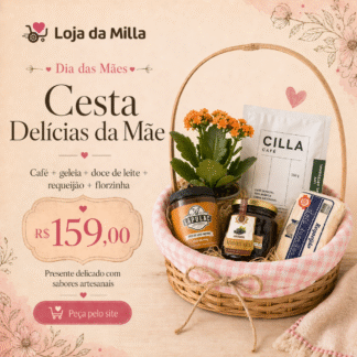 Card quadrado em estilo delicado e artesanal, com fundo bege claro e detalhes florais. Ă€ direita, cesta de vime com tecido xadrez rosa, contendo florzinha laranja, embalagem de cafĂ© branca, doce de leite, geleia e requeijĂŁo. Ă€ esquerda, texto com o nome “Cesta DelĂcias da MĂŁe”, lista dos itens e preço de R$ 159,00. Na parte inferior, botĂŁo rosa com a frase “Peça pelo site”.